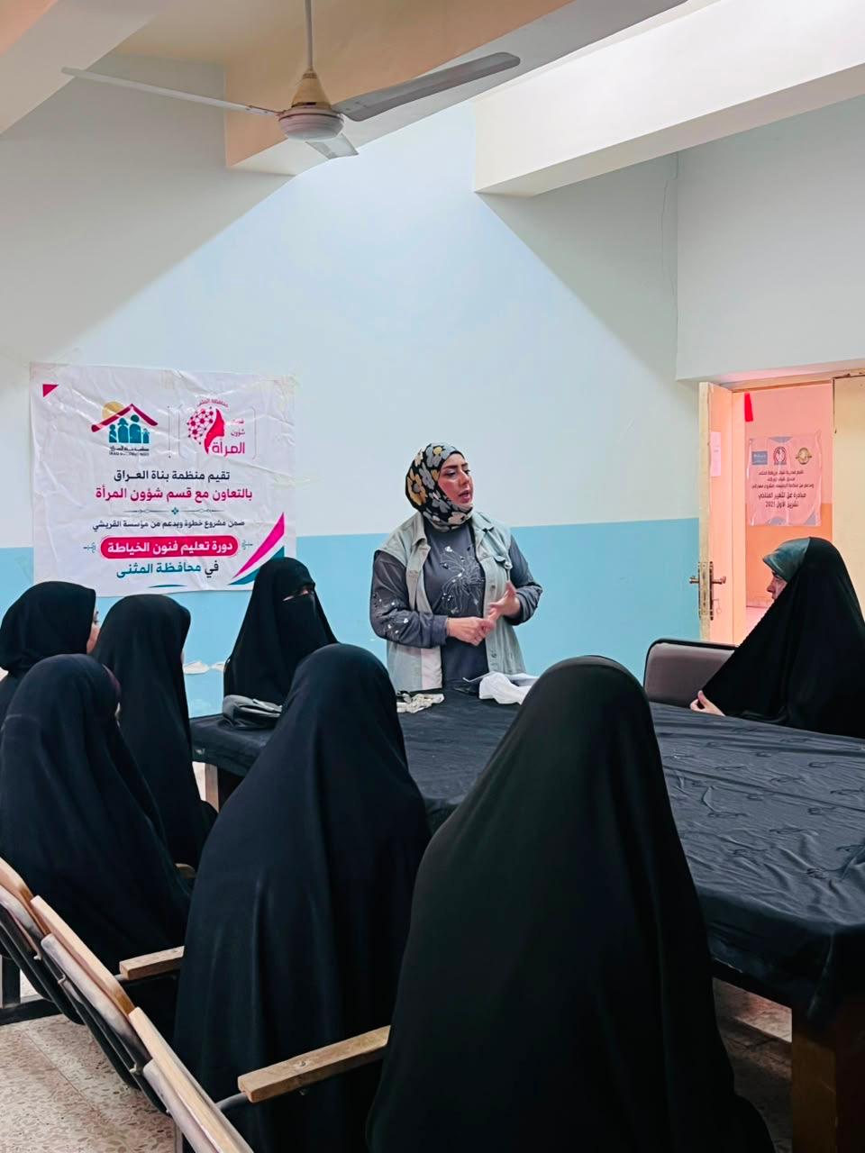 Sewing course in Al-Warka — the trainer with the group